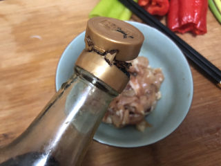 8、白玉菇炒肉,1/4茶匙老抽