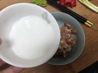 9、白玉菇炒肉,一汤匙水淀粉