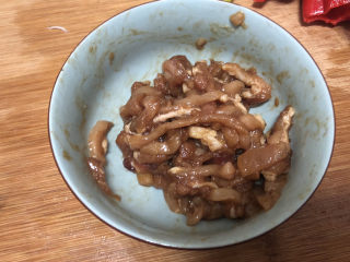 10、白玉菇炒肉,抓拌均匀腌制10分钟