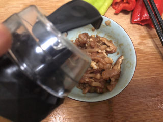 11、白玉菇炒肉,加少许食用油抓匀锁住水分