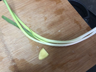 13、白玉菇炒肉,小葱洗净，姜洗净