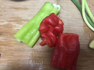 14、白玉菇炒肉,青红椒去籽洗净