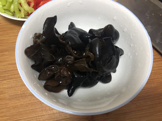 15、白玉菇炒肉,木耳揉搓洗净