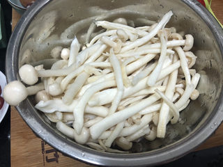 16、白玉菇炒肉,白玉菇素根部洗净