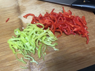 18、白玉菇炒肉,青红椒切丝