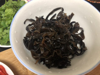 19、白玉菇炒肉,木耳切粗丝