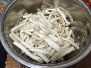 20、白玉菇炒肉,白玉菇中间切开