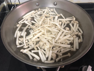 21、白玉菇炒肉,坐锅烧水，水开白玉菇焯水半分钟捞出