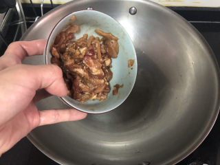 22、白玉菇炒肉,热锅少许油，加肉丝，小火煸炒