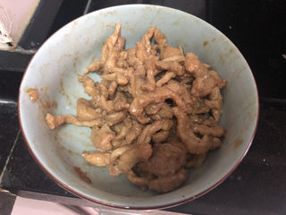 23、白玉菇炒肉,炒到肉丝表面变色盛出