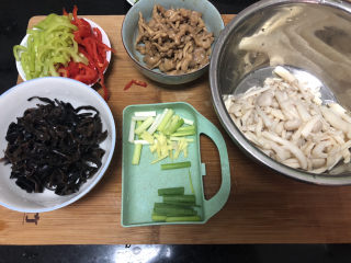 24、白玉菇炒肉,全部食材准备好