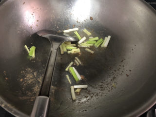 25、白玉菇炒肉,热锅底油，小火煸香葱白姜丝