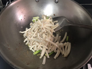 26、白玉菇炒肉,加入白玉菇