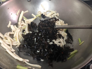 27、白玉菇炒肉,加入木耳，中火慢炒一分钟