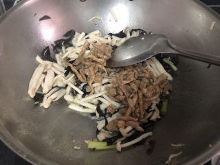 28、白玉菇炒肉,加入肉丝