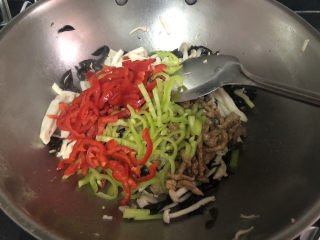 29、白玉菇炒肉,加入青红椒，中火翻炒一分钟