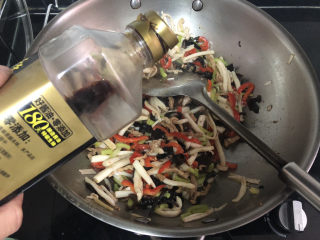 30、白玉菇炒肉,调味：一汤匙生抽