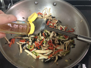 32、白玉菇炒肉,少许太太乐鸡汁，翻炒均匀