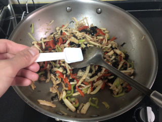 33、白玉菇炒肉,尝下咸淡，根据个人口味添加少许盐翻炒定味