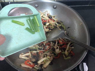 34、白玉菇炒肉,出锅前加入葱绿，翻炒均匀出锅