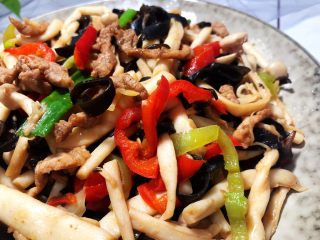 37、白玉菇炒肉,这道菜，做法简单，鲜美脆嫩，营养均衡，喜欢的小伙伴们快来试试看吧????