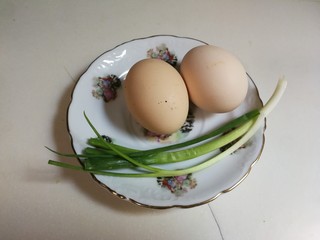 1、蒸鸡蛋羹,准备好鸡蛋，葱