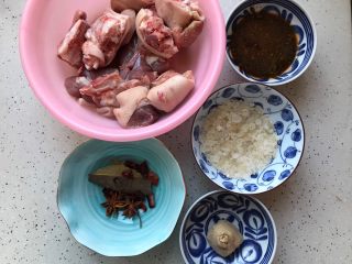 1、冰糖腐乳猪蹄,首先我们准备好所有食材