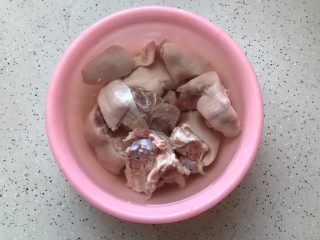 2、冰糖腐乳猪蹄,猪蹄拔去毛，浸泡清水里一个小时左右，泡出血水