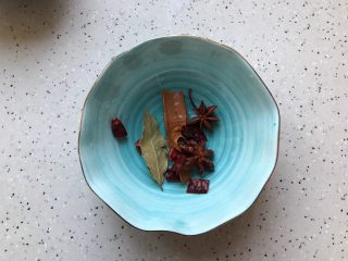 3、冰糖腐乳猪蹄,大料冲洗干净