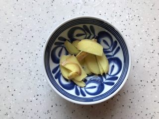 4、冰糖腐乳猪蹄,生姜洗净之后切成片