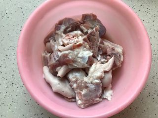5、冰糖腐乳猪蹄,泡好的猪蹄洗净