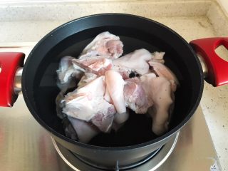 6、冰糖腐乳猪蹄,放入锅内，加入适量清水