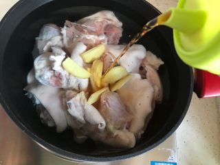 7、冰糖腐乳猪蹄,加入三分之二的姜片，并且加入适量料酒，慢火加热
