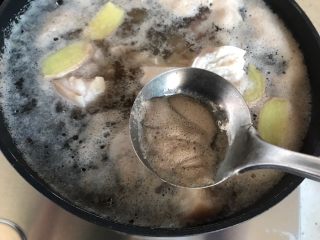 8、冰糖腐乳猪蹄,水开后撇去浮沫