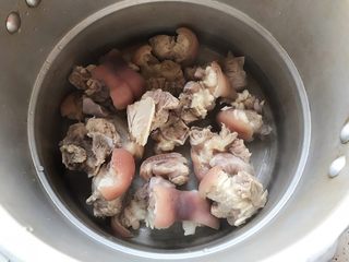11、冰糖腐乳猪蹄,洗净之后放入高压锅，备用
