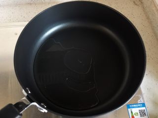 12、冰糖腐乳猪蹄,锅内入适量食用油