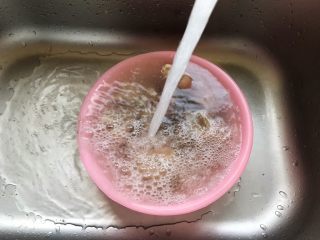 10、冰糖腐乳猪蹄,捞出煮好的猪蹄，用流动水冲洗干净表面的浮沫