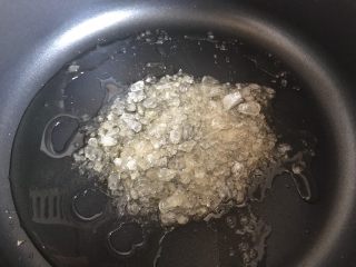 14、冰糖腐乳猪蹄,小火慢熬至冰糖融化