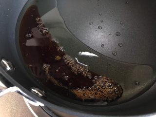 15、冰糖腐乳猪蹄,待冰糖慢慢融化为黄褐色的红，冒小泡！