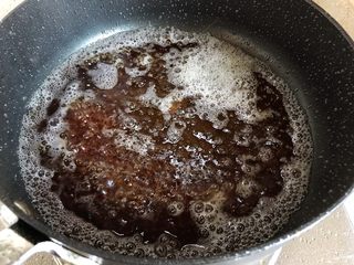 16、冰糖腐乳猪蹄,加入适量开水（不要太多），注意一定要加开水，千万不能用冷水，加入冷水会让糖汁蹦出锅外，溅到手就麻烦了！