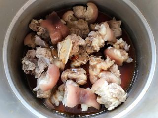 17、冰糖腐乳猪蹄,将冰糖汁倒入猪蹄内