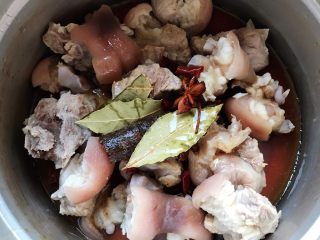 18、冰糖腐乳猪蹄,加入大料