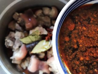 19、冰糖腐乳猪蹄,加入腐乳汁