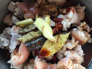 20、冰糖腐乳猪蹄,加入剩余的姜片