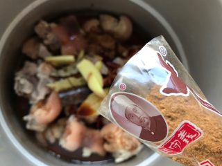 21、冰糖腐乳猪蹄,加入适量十三香