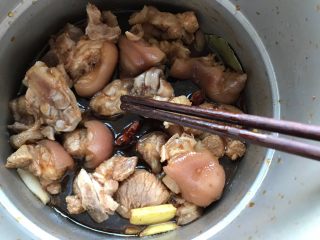 23、冰糖腐乳猪蹄,用筷子搅拌均匀