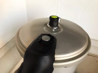 24、冰糖腐乳猪蹄,盖上锅盖，大火开煮