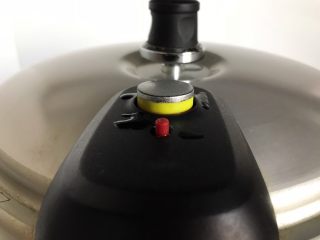 25、冰糖腐乳猪蹄,待高压锅气阀上升，转小火，煮30-35分钟