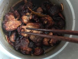 26、冰糖腐乳猪蹄,煮好了，用筷子搅拌一下，即可