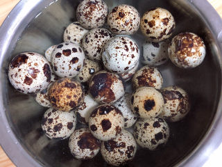 2、红烧鹌鹑蛋,浸泡鹌鹑蛋,洗干净待用。